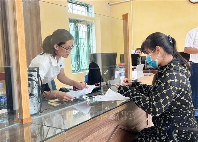 Dù cơ sở vật chất vẫn chưa được hoàn thiện nhưng cán bộ, công chức xã Quy Mông, tỉnh Lào Cai luôn nhiệt tình, trách nhiệm phục vụ nhân dân.