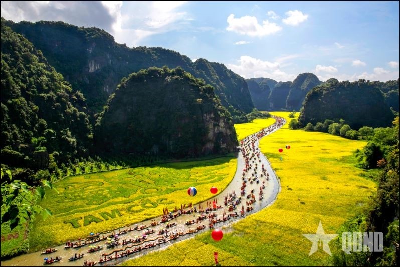 Tam Coc چاول کے کھیت، Trang An Scenic Complex میں واقع ہے، Ninh Binh کی سب سے پرکشش مقامات میں سے ایک ہے۔ Cánh đồng lúa Tam Cốc, nằm trong Quần thể Danh thắng Tràng An là một trong những điểm đến hấp dẫn bậc nhất tại Ninh Bình.