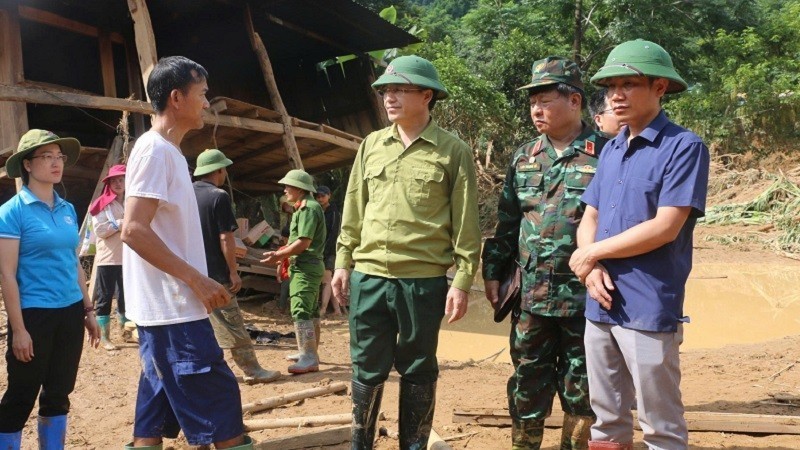 Đồng chí Mùa A Vảng, Mùa A Vảng, Chủ tịch Ủy ban Mặt trận Tổ quốc Việt Nam tỉnh Điện Biên động viên các gia đình bị thiệt hại do lũ quét, lở đất. Đồng chí Mùa A Vảng, Mùa A Vảng, Chủ tịch Ủy ban Mặt trận Tổ quốc Việt Nam tỉnh Điện Biên động viên các gia đình bị thiệt hại do lũ quét, lở đất.
