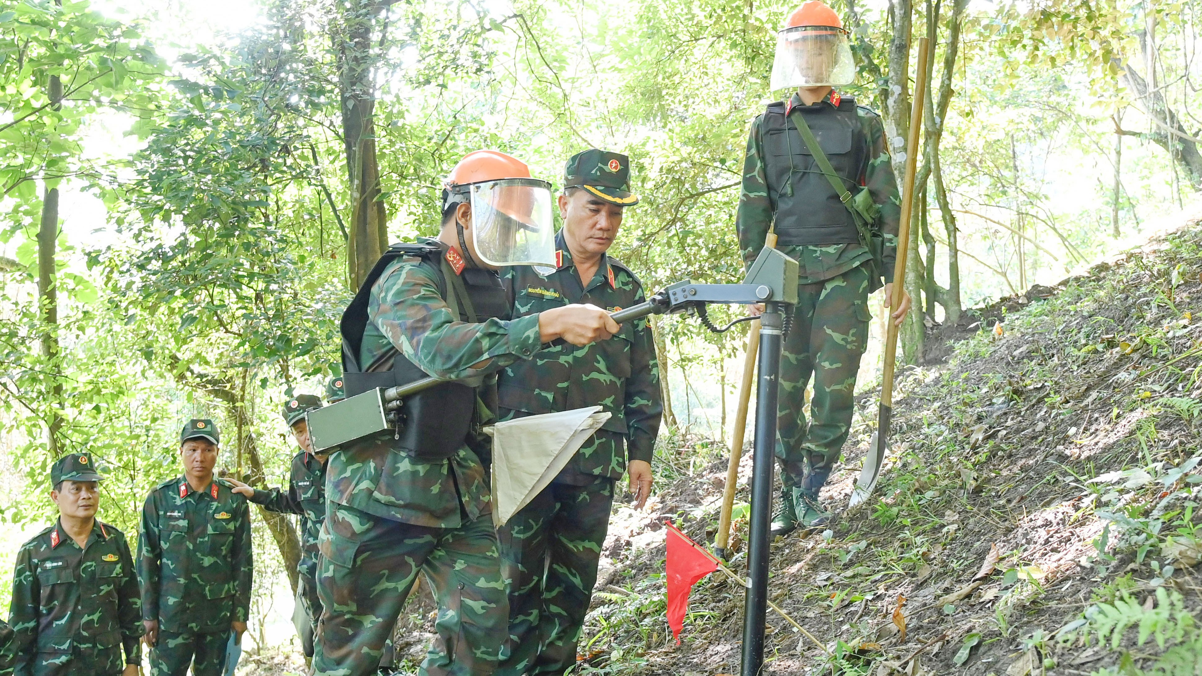 Thiếu tướng Nguyễn Đăng Khải kiểm tra trang thiết bị và theo dõi lực lượng rà phá bom, mìn, vật nổ Lữ đoàn 543 thực hiện nhiệm vụ. a5.jpg