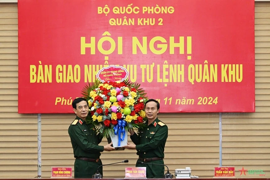 Đại tướng Phan Văn Giang tặng hoa chúc mừng Trung tướng Phạm Hồng Chương và Thiếu tướng Trần Văn Bắc.