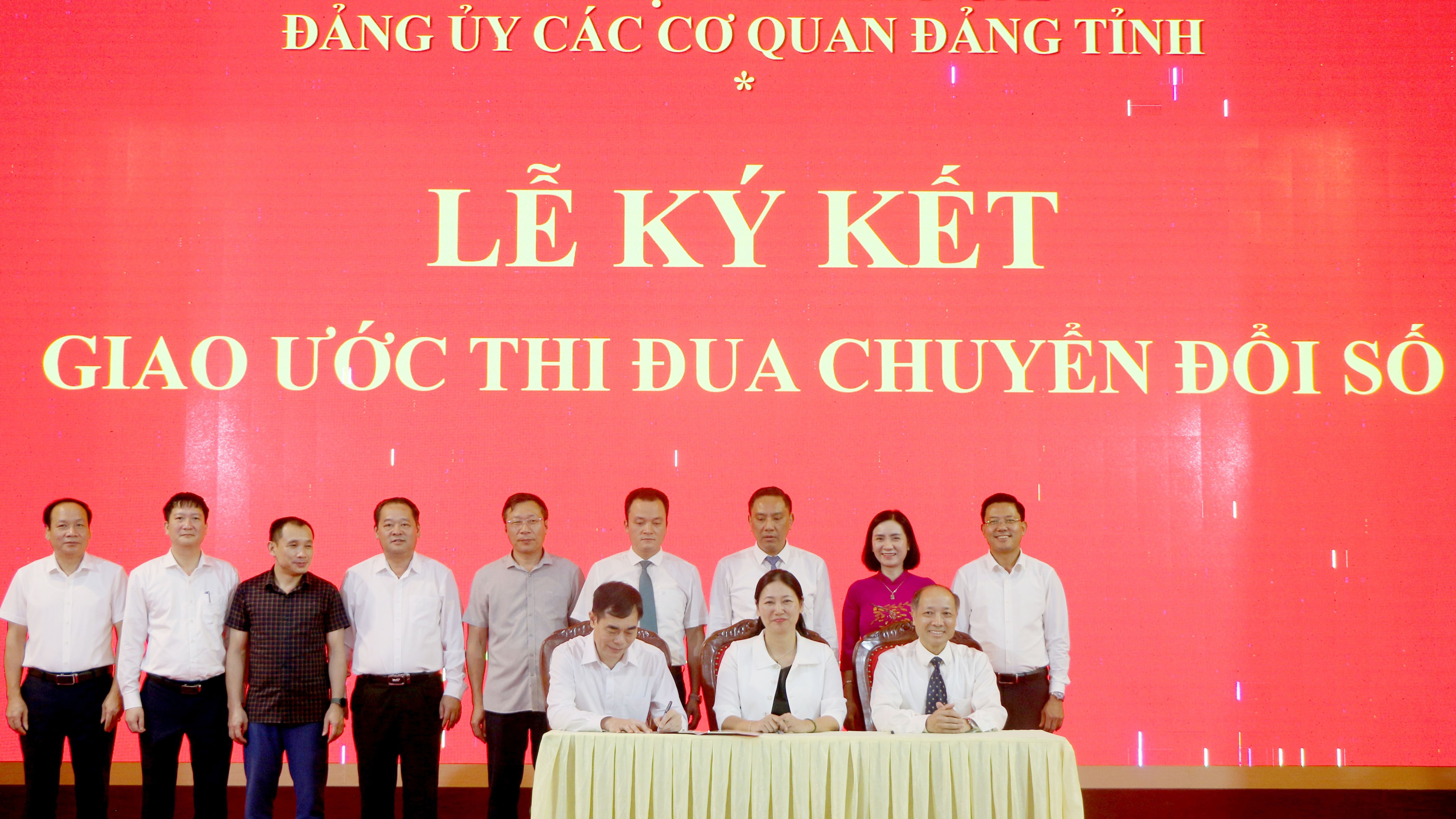 Ký kết giao ước thi đua chuyển đổi số giữa các chi, đảng bộ cơ sở. img-0215.jpg