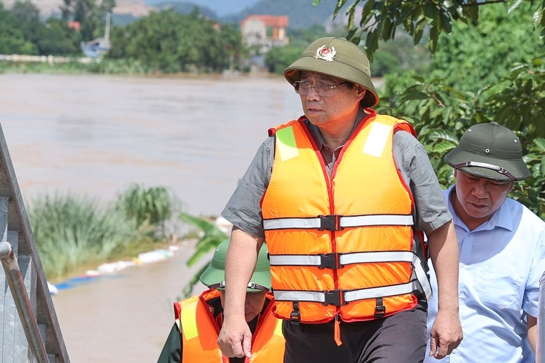 Thủ tướng Phạm Minh Chính thị sát, kiểm tra công tác khắc phục hậu quả mưa lũ sau bão tại khu vực cầu Bến Tượng qua sông Cầu thuộc phường Phan Đình Phùng, tỉnh Thái Nguyên. Thủ tướng Phạm Minh Chính thị sát, kiểm tra công tác khắc phục hậu quả mưa lũ sau bão tại khu vực cầu Bến Tượng qua sông Cầu thuộc phường Phan Đình Phùng, tỉnh Thái Nguyên.