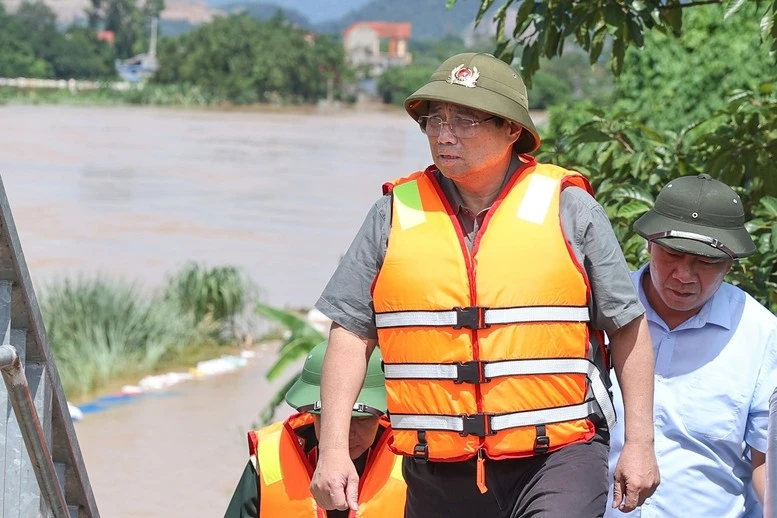 Thủ tướng Phạm Minh Chính thị sát, kiểm tra công tác khắc phục hậu quả mưa lũ sau bão tại khu vực cầu Bến Tượng qua sông Cầu thuộc phường Phan Đình Phùng, tỉnh Thái Nguyên.
