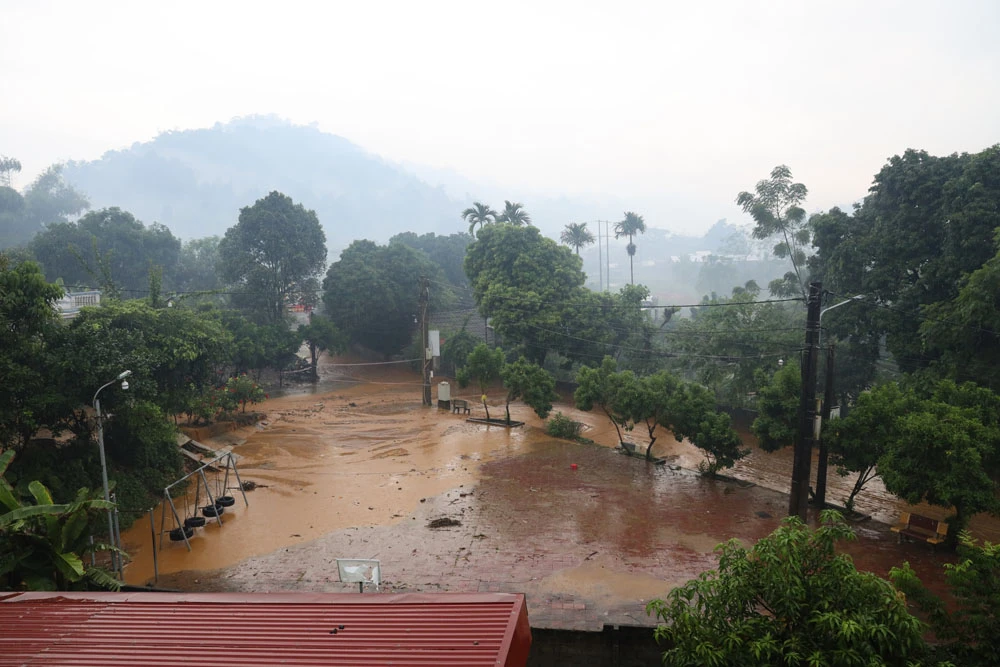 Đất từ trên đồi tràn xuống khu vực lòng đường.