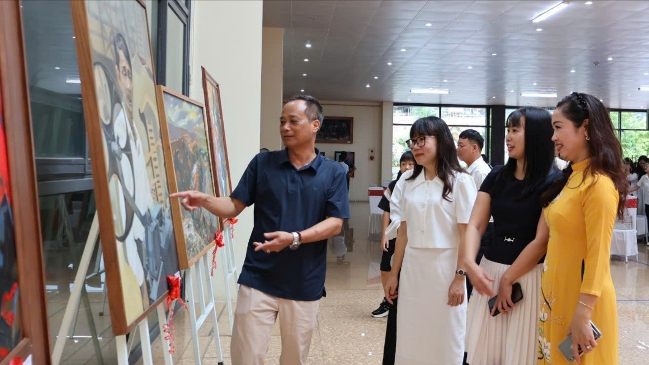 Các cuộc triển lãm mỹ thuật, nhiếp ảnh là cơ hội để hội viên quảng bá, giới thiệu tác phẩm (ảnh: Nguyễn Huyền). hyen.jpg