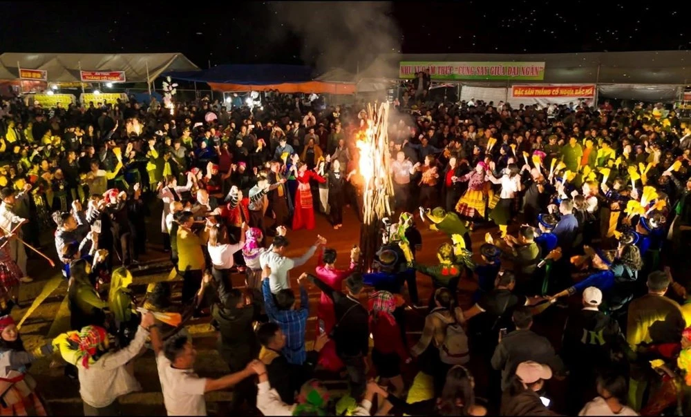 Đến với Nà Hẩu dịp này, du khách được trải nghiệm không gian văn hóa đặc sắc, tìm hiểu đời sống sinh hoạt của đồng bào dân tộc Mông.