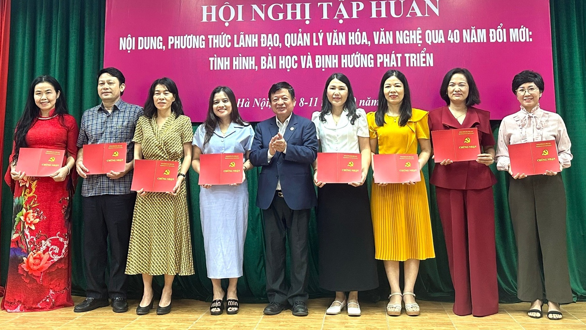 Hội viên nhận giấy chứng nhận tham gia khoá tập huấn về nội dung, phương thức lãnh đạo, quản lý văn hóa, văn nghệ qua 40 năm đổi mới. image-2.jpg