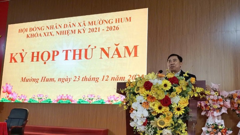 Đồng chí Nguyễn Hồng Sơn, Bí thư Đảng ủy, Chủ tịch Hội đồng nhân dân xã Mường Hum phát biểu ý kiến.