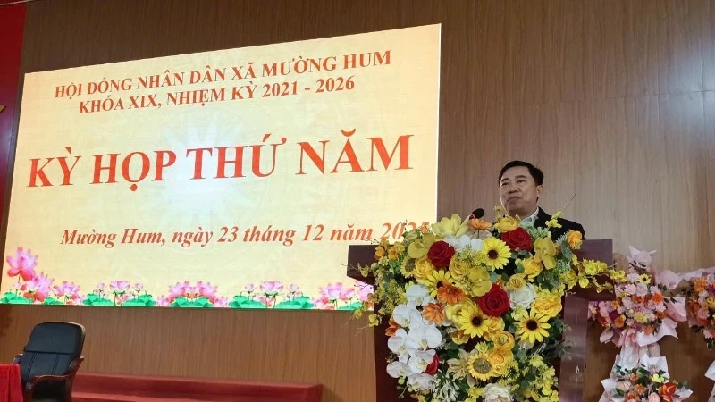 Đồng chí Nguyễn Hồng Sơn, Bí thư Đảng ủy, Chủ tịch Hội đồng nhân dân xã Mường Hum phát biểu ý kiến.