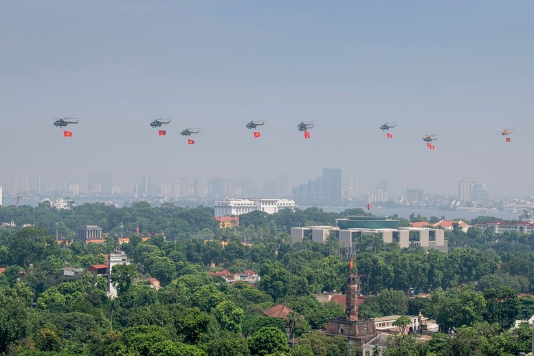 Biên đội trực thăng Mi-171, Mi-17, Mi-8, mang cờ Tổ quốc, cờ Đảng tung bay trên Quảng trường Ba Đình lịch sử. Biên đội trực thăng Mi-171, Mi-17, Mi-8, mang cờ Tổ quốc, cờ Đảng tung bay trên Quảng trường Ba Đình lịch sử.