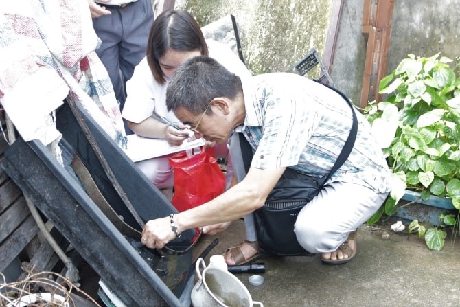 Cán bộ y tế Trung tâm kiểm soát bệnh tật Hà Nội giám sát ổ dịch sốt xuất huyết tại cộng đồng.