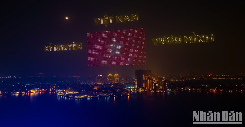 Hình ảnh cờ Tổ quốc trên bầu trời được thể hiện bằng dronelight. Hình ảnh cờ Tổ quốc trên bầu trời được thể hiện bằng dronelight.
