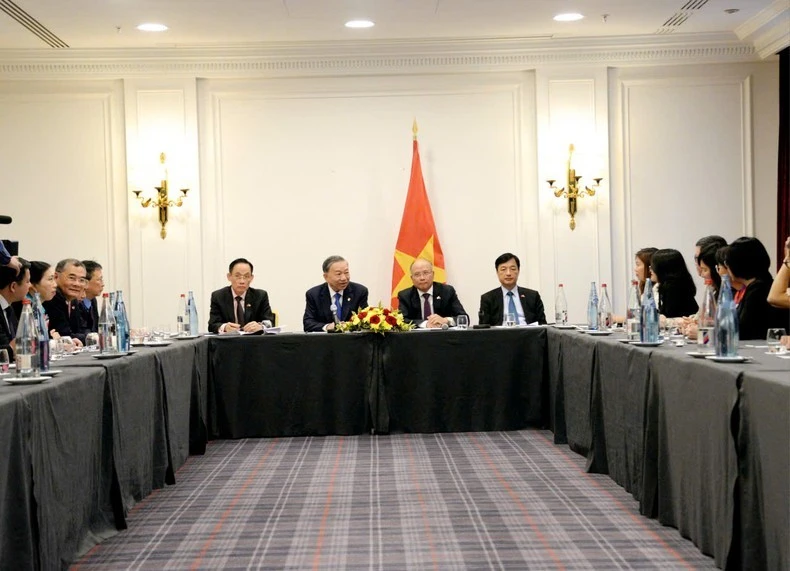 Tổng Bí thư, Chủ tịch nước Tô Lâm trò chuyện với trí thức kiều bào tiêu biểu.