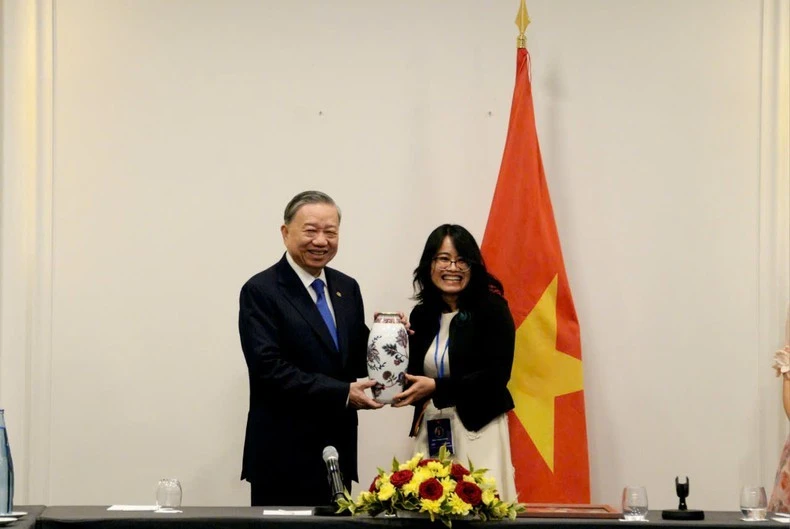 Đại diện trí thức kiều bào tiêu biểu chúc mừng Tổng Bí thư, Chủ tịch nước nhân chuyến công tác dự Hội nghị cấp cao Pháp ngữ lần thứ 19 và thăm chính thức tới Pháp.