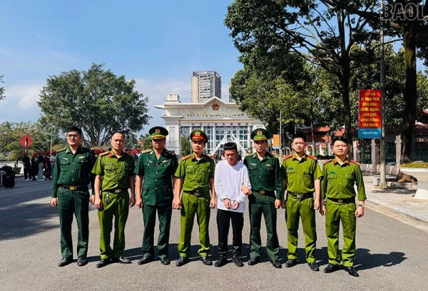 Cán bộ Phòng Cảnh sát hình sự Công an tỉnh Lào Cai tiếp nhận đối tượng Lờ A Vảng.