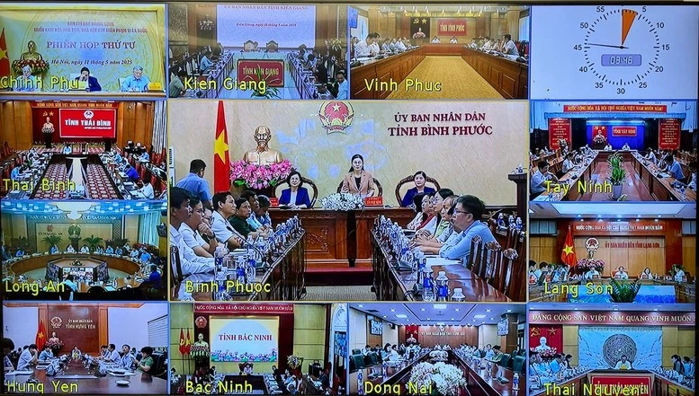Phiên họp được tổ chức trực tiếp tại Trụ sở Chính phủ, trực tuyến với đầu cầu 63 tỉnh, thành phố trực thuộc Trung ương.