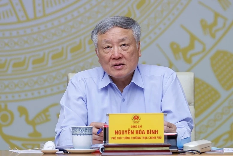 Phó Thủ tướng Thường trực Chính phủ Nguyễn Hòa Bình phát biểu tại phiên họp.