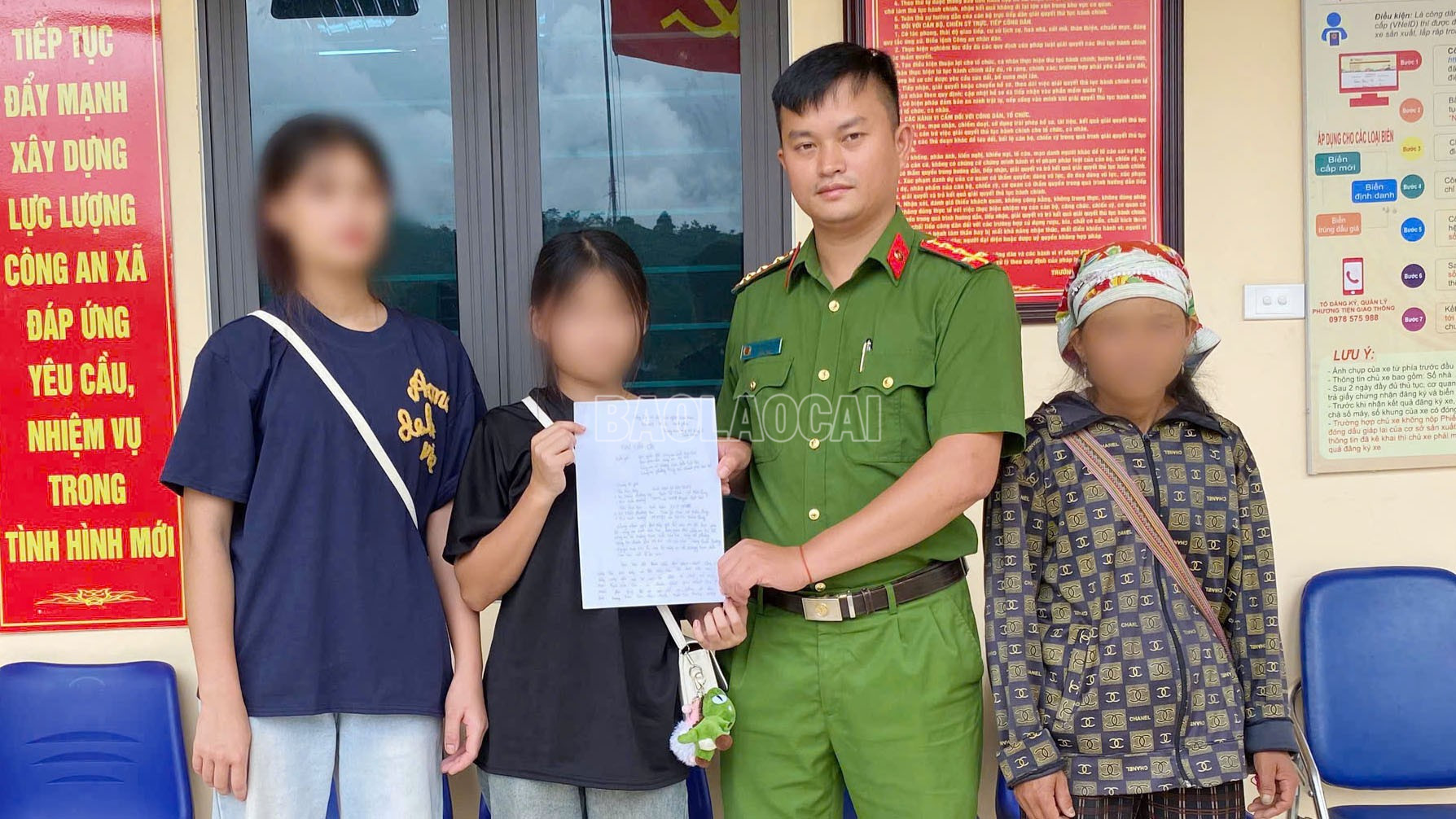 Sau khi trở về nhà an toàn, cháu N và S cùng mẹ đến trụ sở Công an xã Mường Hum cảm ơn. baolaocai-c_3.jpg
