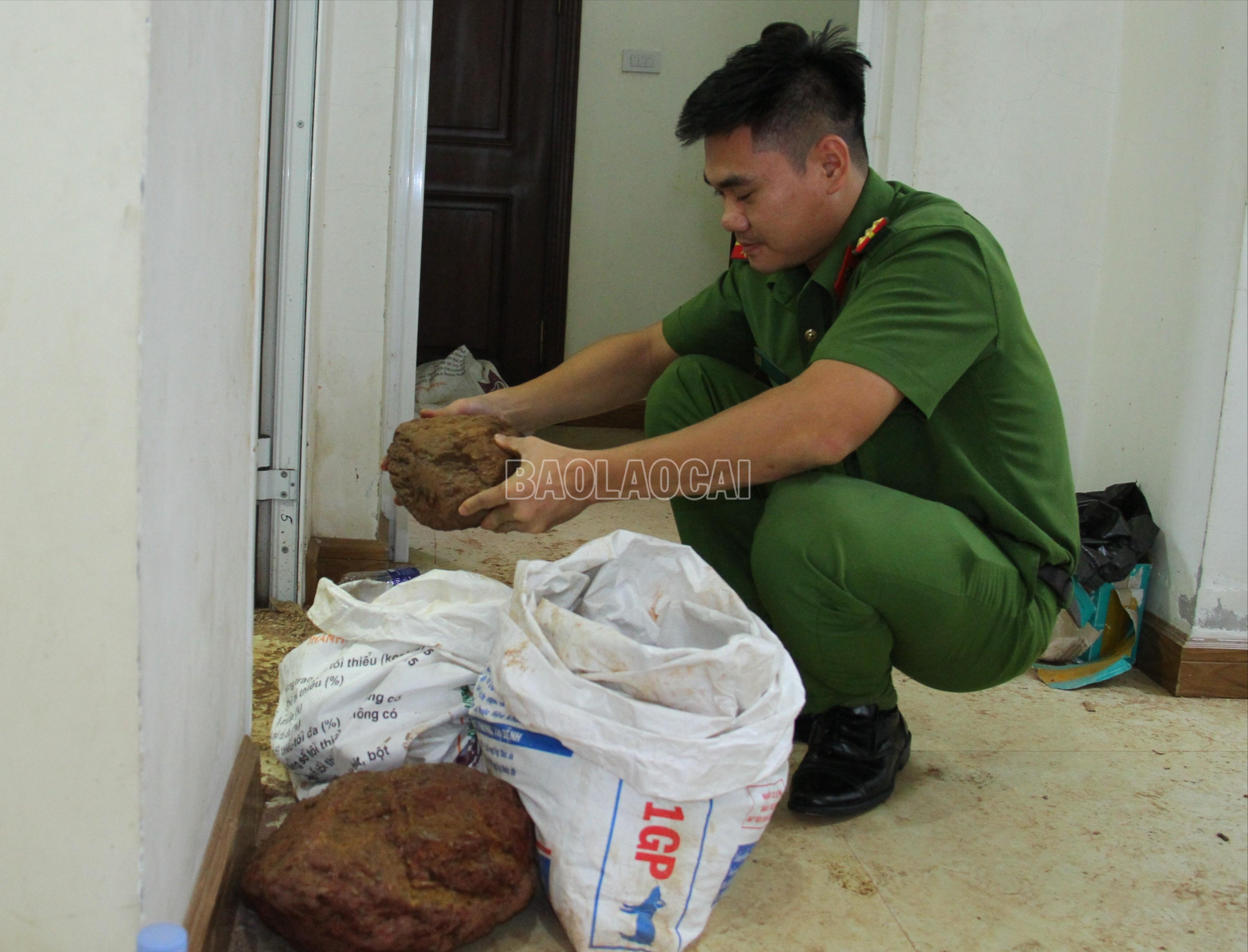 Hàng trăm bao đá vô giá trị được các đối tượng đem về thổi phồng thành những viên đá thô có chứa đá quý bên trong. baolaocai-c_10-hang-tram-bao-da-vo-gia-tri-duoc-cac-doi-tuong-dem-ve-thoi-phong-thanh-nhung-vien-da-tho-co-chua-da-quy-ben-trong-6322.jpg