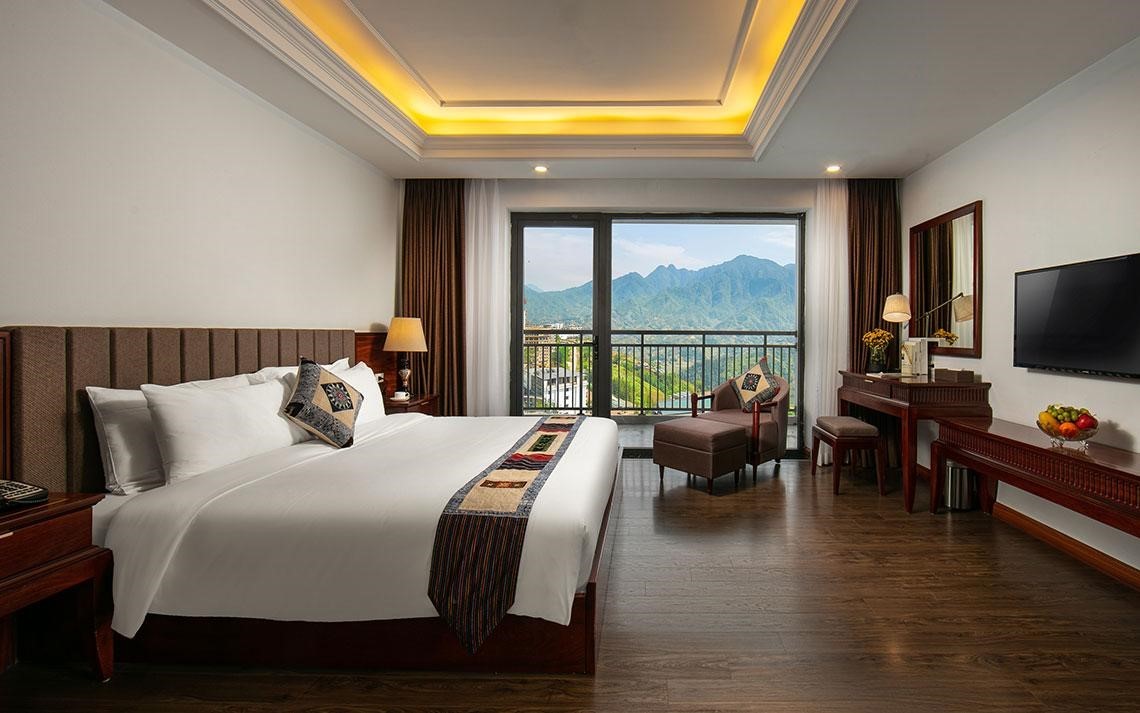 Phòng ốc bài trí sang trọng và có view ngắm quang cảnh thiên nhiên cực đỉnh. 2.jpg