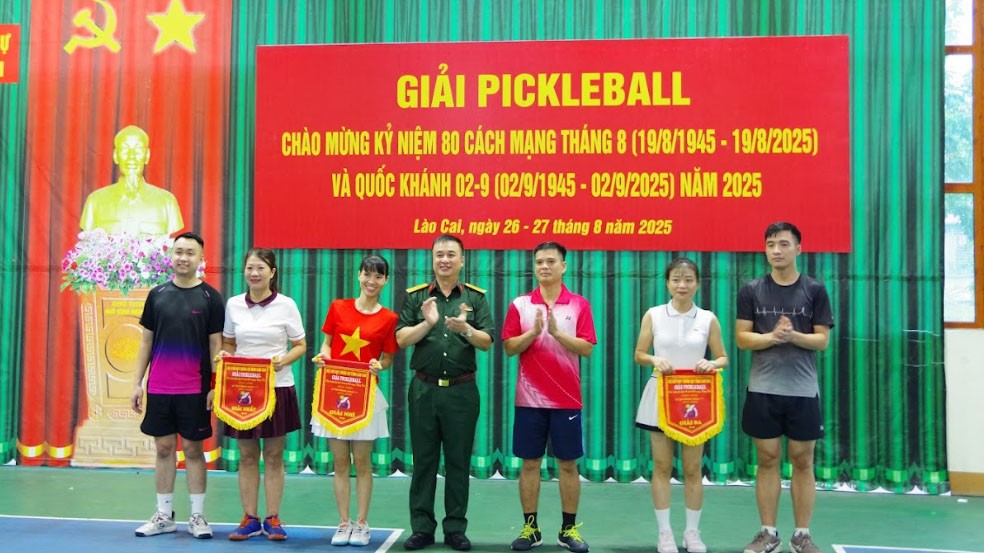 Đại tá Lương Thanh Hải, Phó Chỉ huy trưởng, Tham mưu trưởng Bộ CHQS tỉnh trao giải cho các đội đạt kết quả cao. untitled-1-7449.jpg