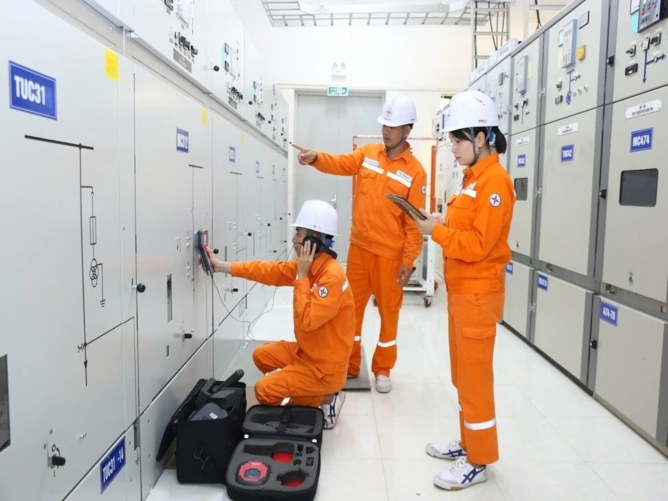 Công nhân Xí nghiệp lưới điện cao thế đang đo phóng điện cục bộ tại TBA 110kV Lào Cai.