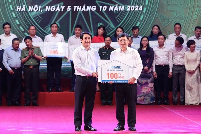 Đại diện các bộ ngành, địa phương, doanh nghiệp, nhà hảo tâm đã trao kinh phí ủng hộ cho các địa phương còn khó khăn