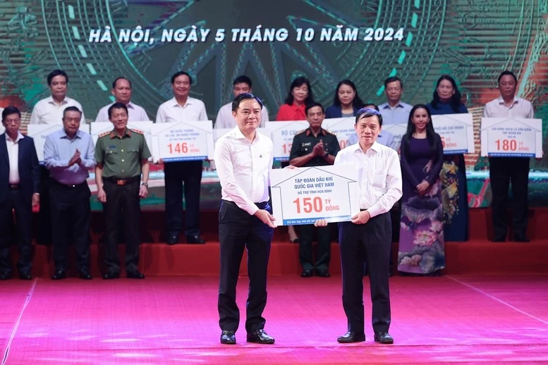 Đại diện các bộ ngành, địa phương, doanh nghiệp, nhà hảo tâm đã trao kinh phí ủng hộ cho các địa phương còn khó khăn