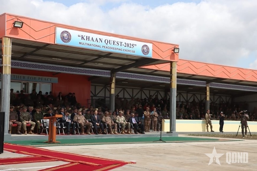 Đại biểu các nước cử lực lượng tham gia diễn tập tham dự lễ khai mạc. Đại biểu các nước cử lực lượng tham gia diễn tập tham dự lễ khai mạc.