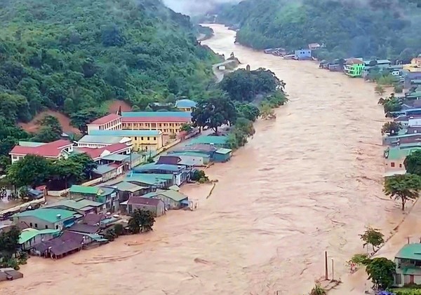 Tối 25/7, vẫn còn hơn 60.000 người bị cô lập do mưa lũ ở tỉnh Nghệ An. Tối 25/7, vẫn còn hơn 60.000 người bị cô lập do mưa lũ ở tỉnh Nghệ An.
