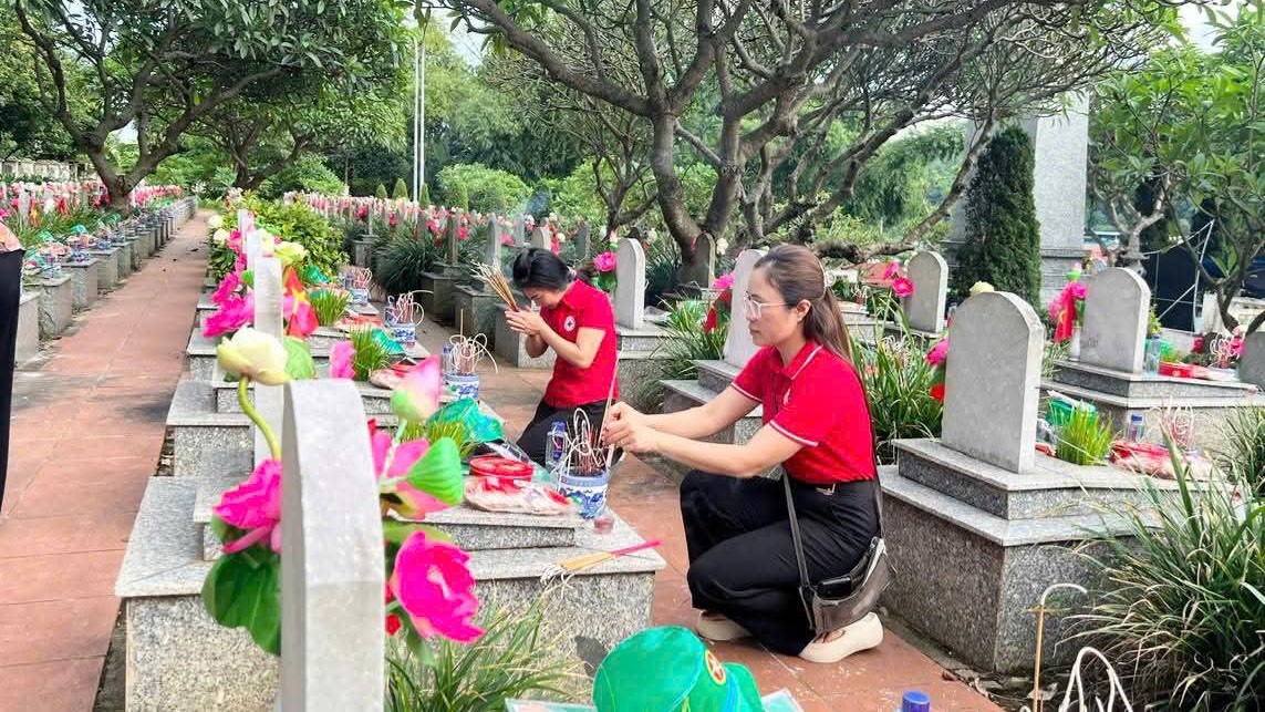 Tham dự lễ dâng hương có các tình nguyện viên Chữ thập đỏ Câu lạc bộ “Trái tim hồng” Lào Cai. 3.jpg