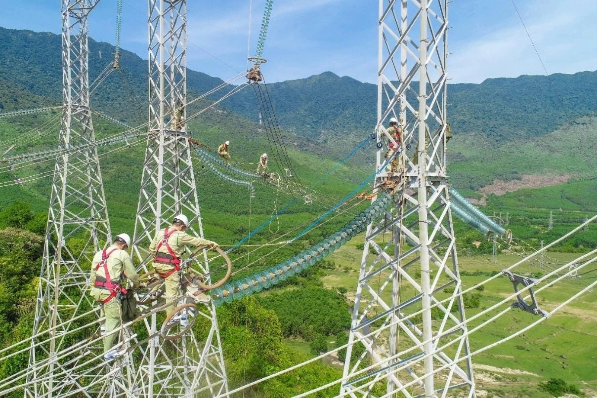 Sửa chữa đường dây 500 kV.