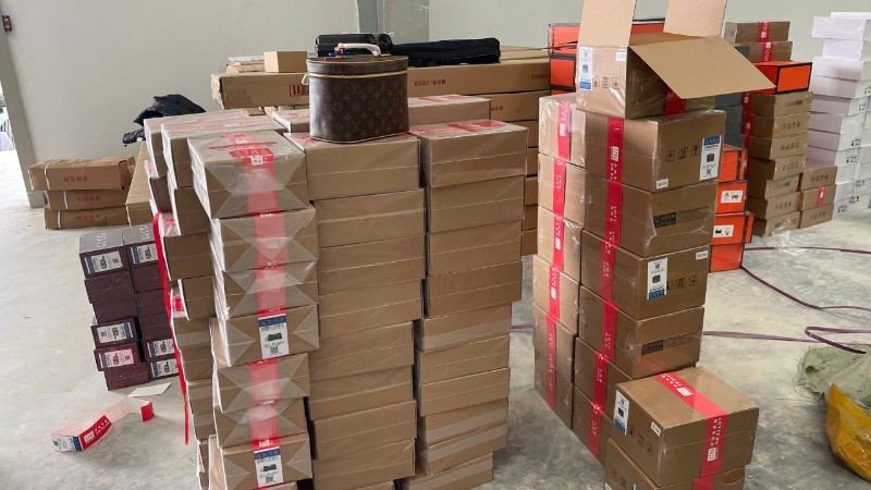 Tang vật giả mạo nhãn hiệu nổi tiếng bị lực lượng hải quan thu giữ.