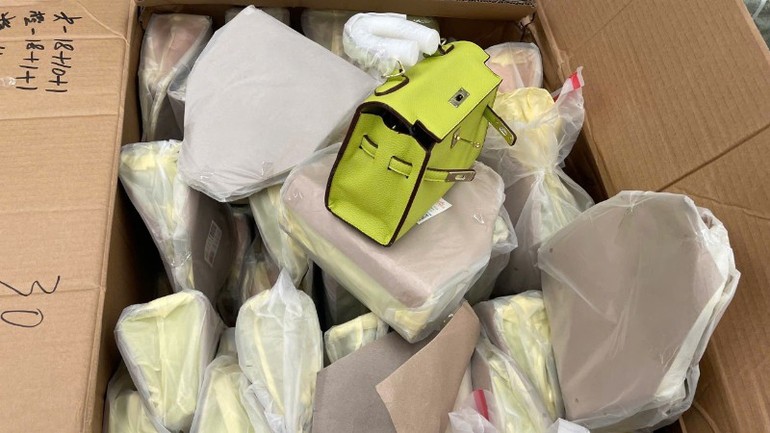 Tang vật giả mạo nhãn hiệu nổi tiếng bị lực lượng hải quan thu giữ.