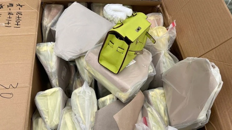 Tang vật giả mạo nhãn hiệu nổi tiếng bị lực lượng hải quan thu giữ.