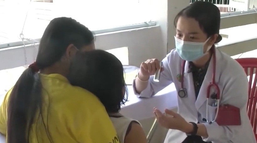 Bác sĩ khám cho bệnh nhi mắc tay chân miệng.