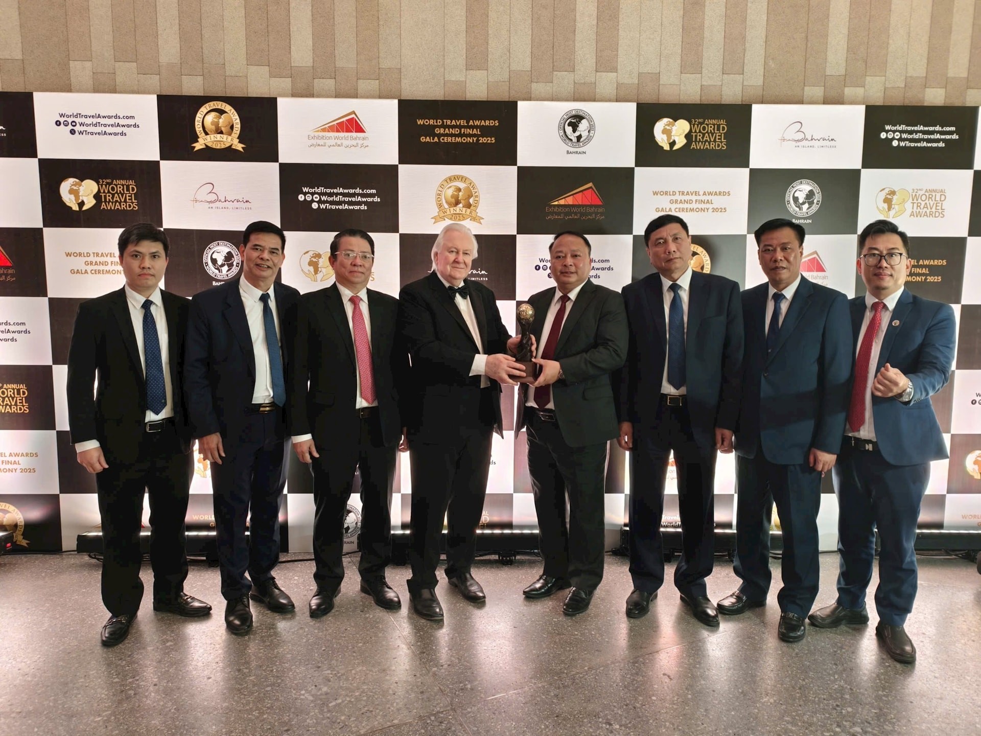 Đoàn đại biểu tỉnh Tuyên Quang do Chủ tịch UBND tỉnh Phan Huy Ngọc dẫn đầu đã trực tiếp tham dự và nhận danh hiệu.