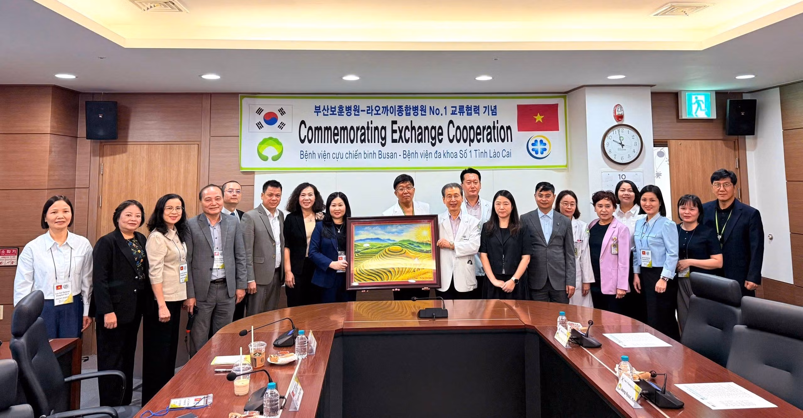 Đồng chí Phó Chủ tịch UBND tỉnh Vũ Thị Hiền Hạnh tặng quà Bệnh viện Veterans Busan.