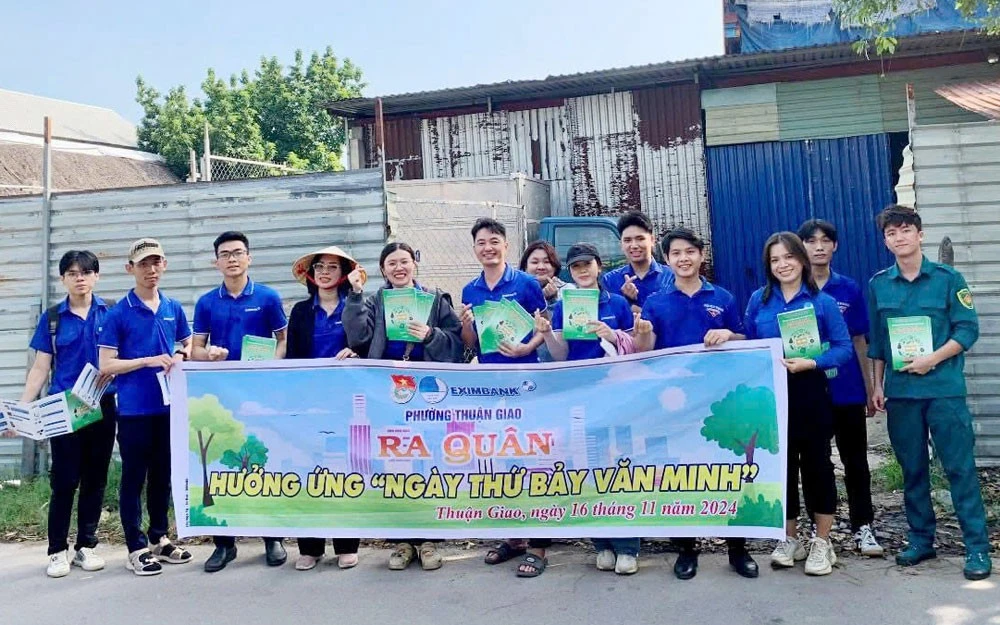 Huỳnh Thị Nhân (thứ 2 từ phải qua) và các hội viên tham gia chương trình “Ngày thứ bảy văn minh” do phường Thuận Giao tổ chức.