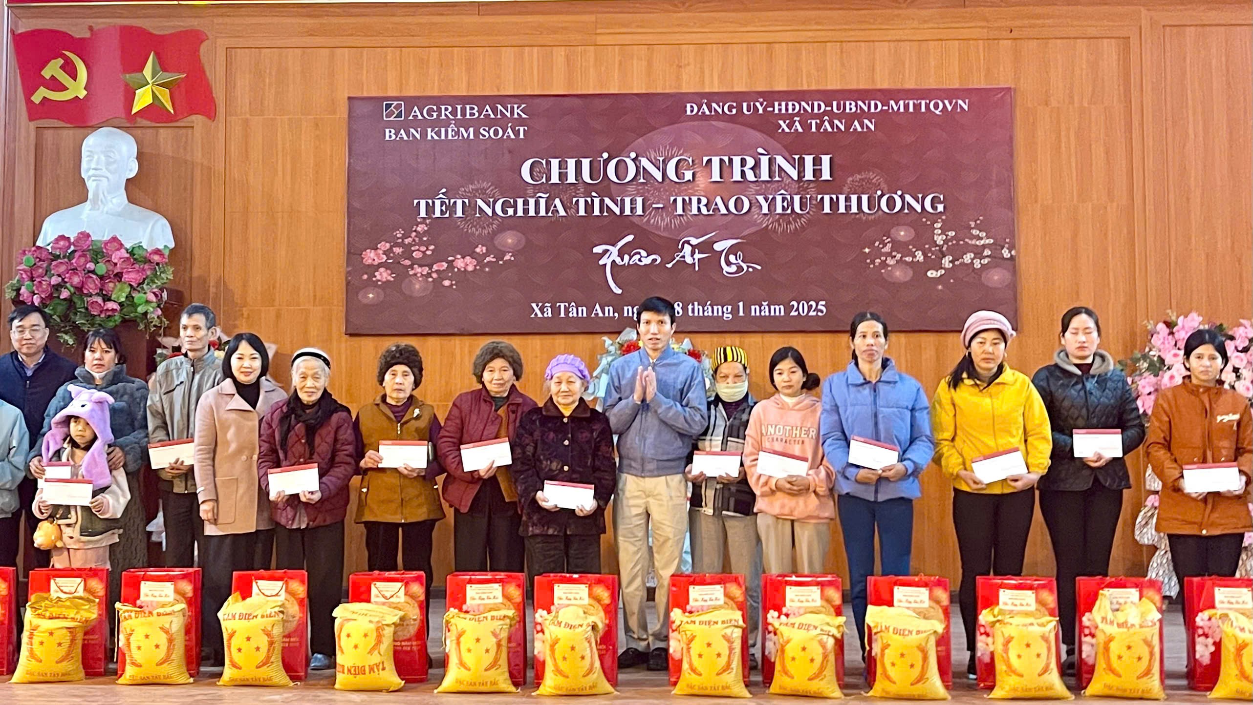 Trao quà cho các hộ dân trên địa bàn. trao-qua-tan-an-3.jpg