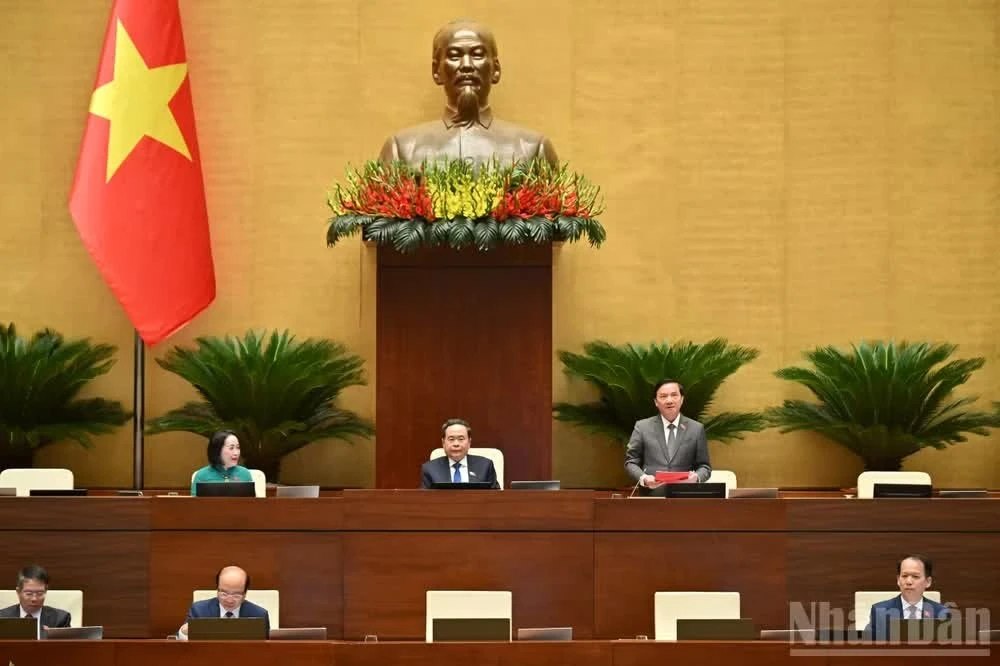 Phó Chủ tịch Quốc hội Nguyễn Khắc Định điều hành nội dung thảo luận sáng 11/8.