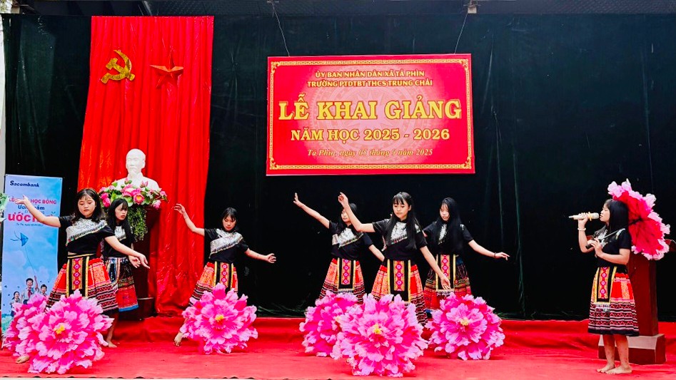 Học sinh Trường Phổ thông Dân tộc bán trú THCS Trung Chải biểu diễn văn nghệ tại lễ khai giảng năm học mới. z6978350537046-c5effc69e04a677bd14effe21c977ba3.jpg