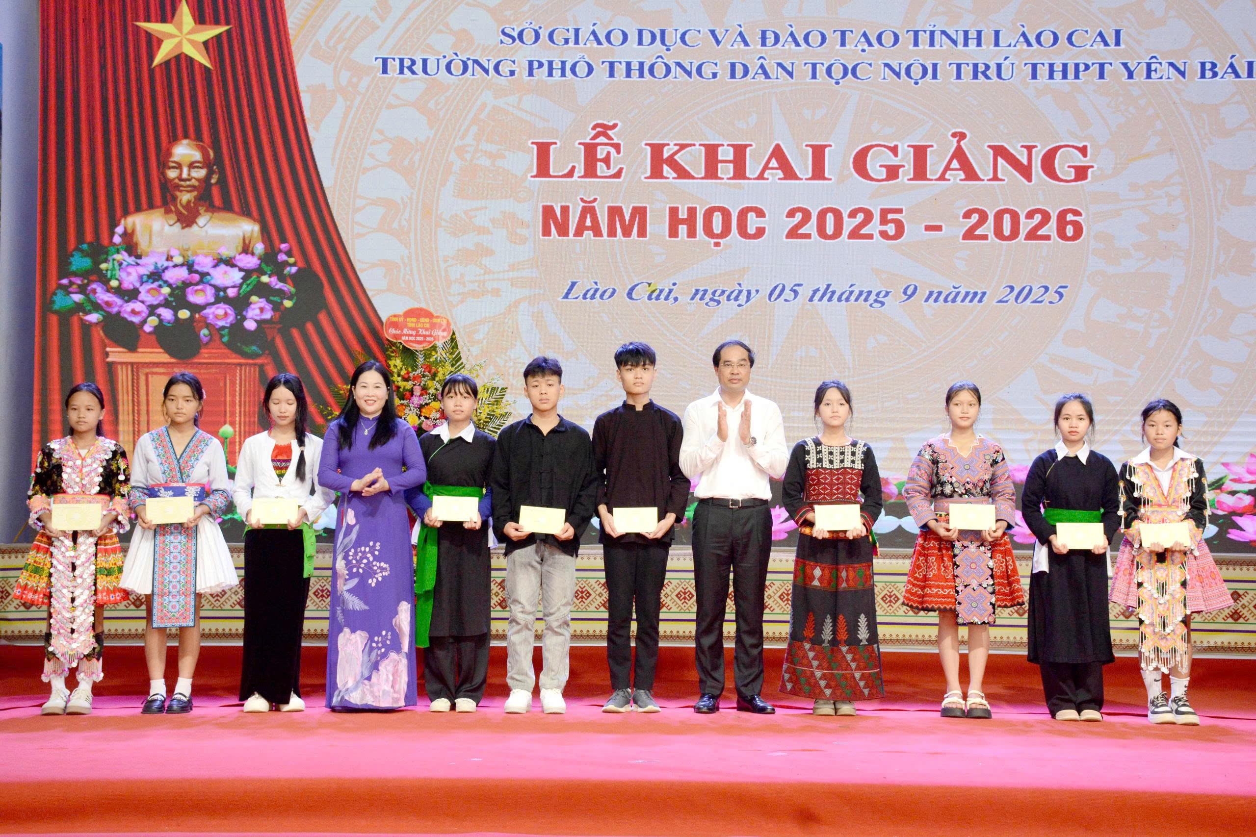 Các đồng chí lãnh đạo tỉnh tặng học bổng cho học sinh xuất sắc. z6979076414502-94a201f55198a33be1c4caff650c9e9d.jpg