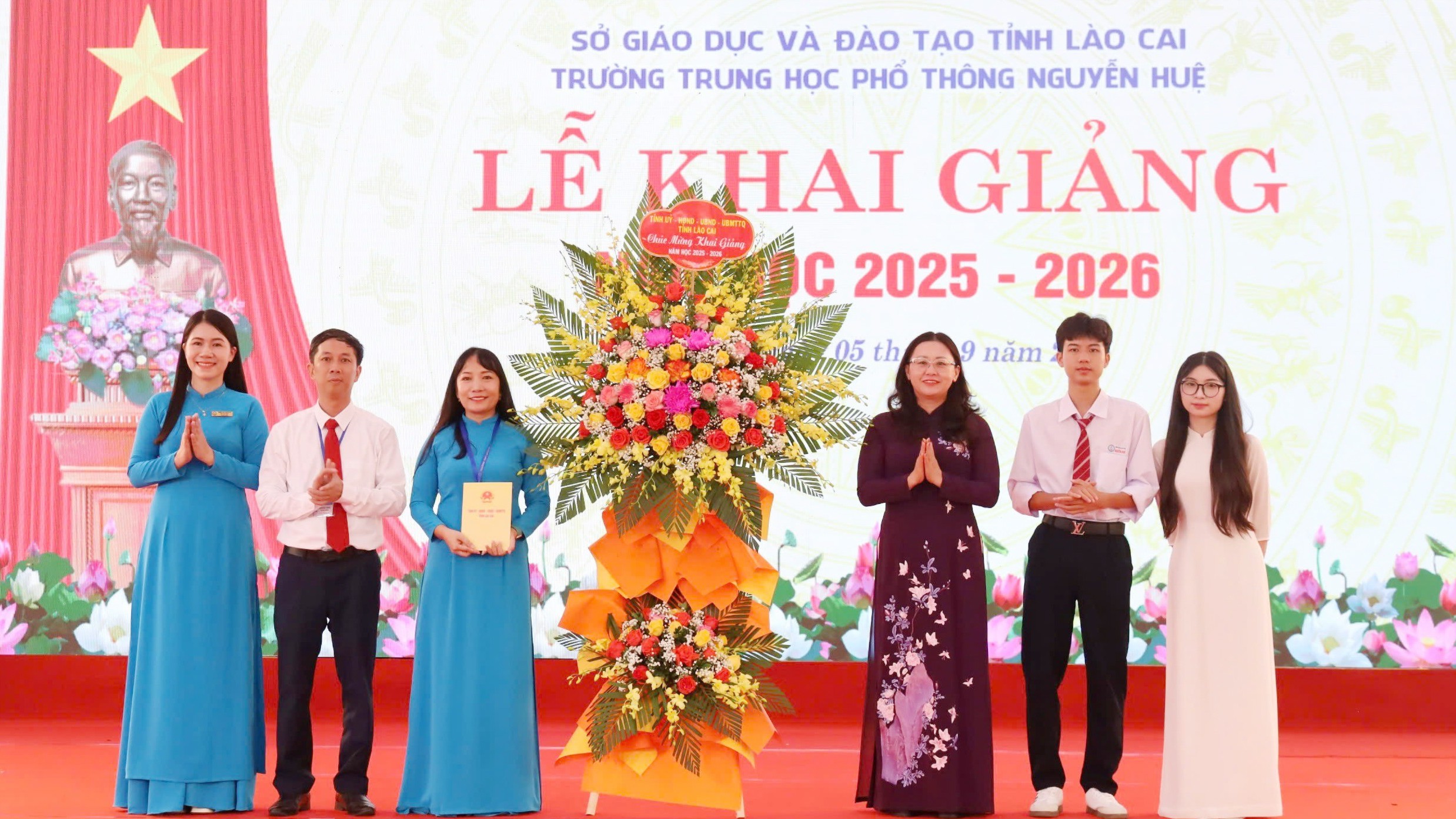 Đồng chí Giàng Thị Dung tặng hoa chúc mừng thầy và trò Trường THPT Nguyễn Huệ. z6978723618486-8d64d827452072b1c3227c75592eec10-4751.jpg