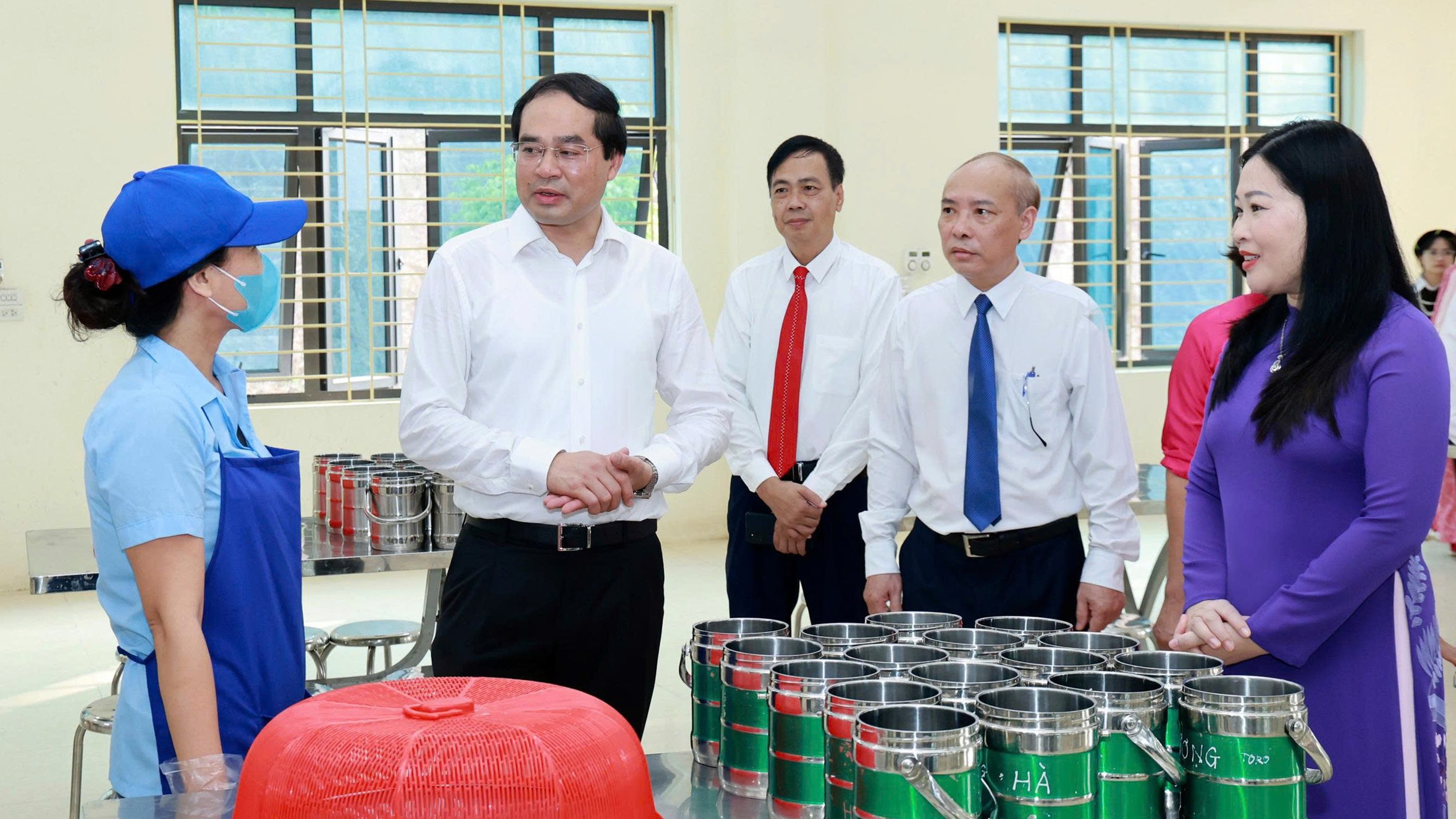 Đồng chí Bí thư Tỉnh ủy thăm hỏi, động viên cán bộ, giáo viên, nhân viên trường học và các học sinh Trường phổ thông Dân tộc nội trú THPT Yên Bái. z6979076367431-a18cfcf54ec91e1daefdb15cd5b326f4.jpg