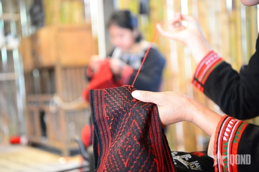 Từng mũi kim đỏ thắm được người phụ nữ Xá Phó thêu thủ công.