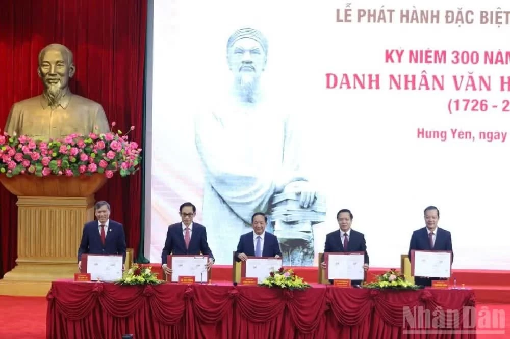 Các đại biểu thực hiện nghi thức công bố phát hành bộ tem đặc biệt.
