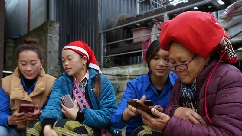 Đoàn viên, thanh niên xã Tả Phìn (thị xã Sa Pa, tỉnh Lào Cai) hướng dẫn người dân sử dụng mạng xã hội.