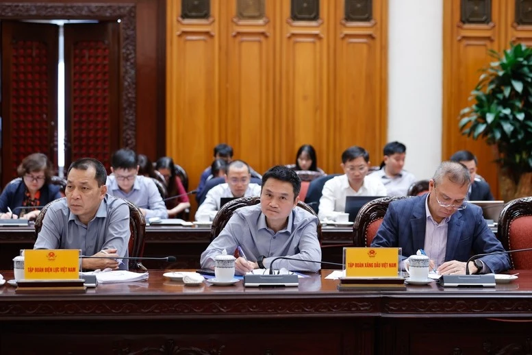 Đại diện các tập đoàn dự cuộc họp.